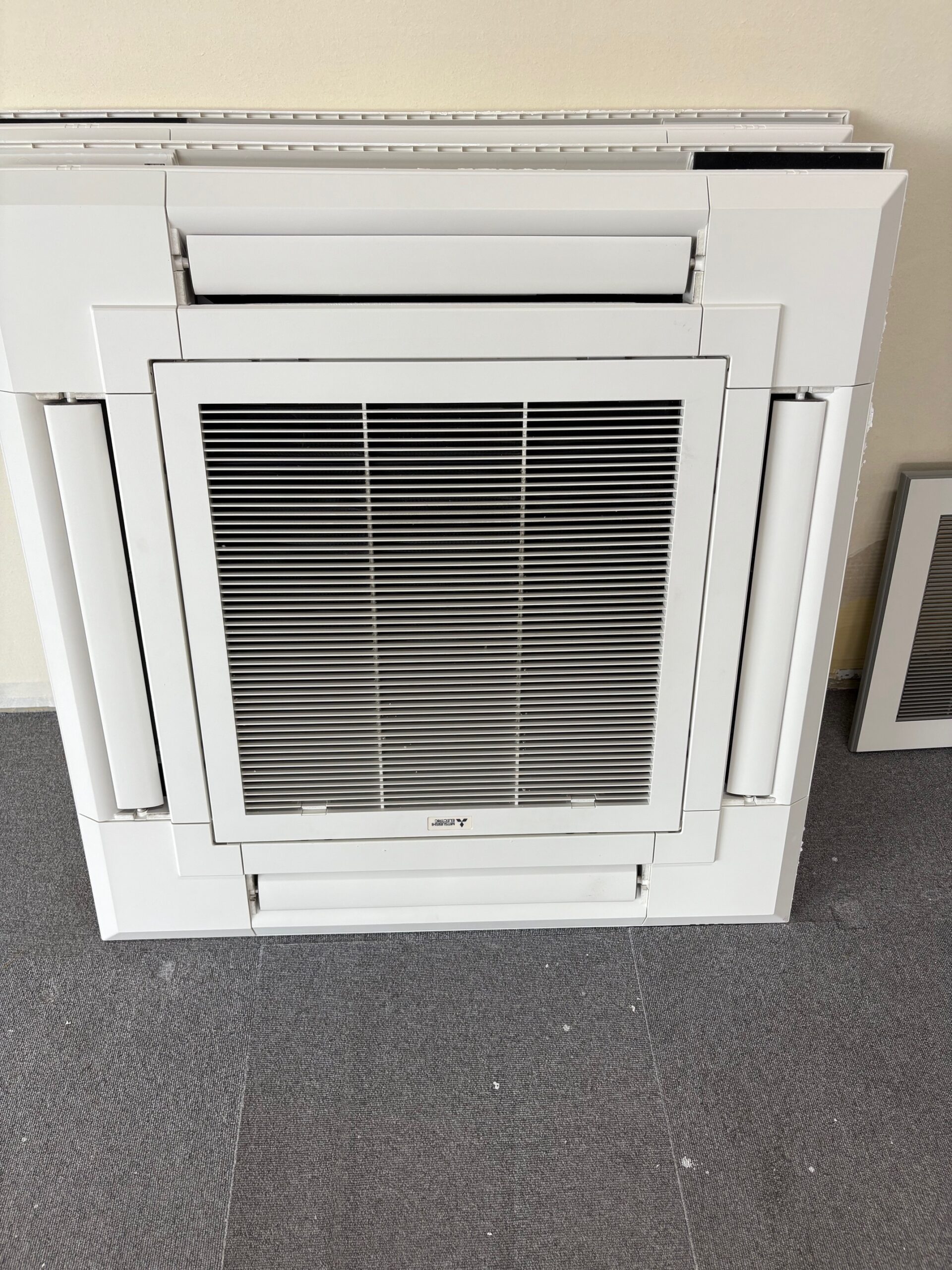 台東区｜業務用天井埋込式４方向エアコンクリーニング（三菱電機）